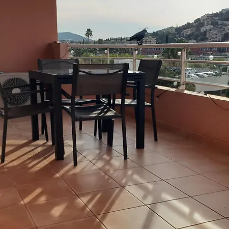 Climatise Centre Ville, Proche Plages Raphael Et Frejus Avec Ascenseur Apartamento *