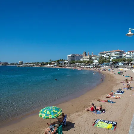Climatise Centre Ville, Proche Plages Raphael Et Frejus Avec Ascenseur Apartamento